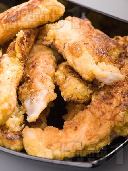 Вкусни панирани пилешки хапки от бяло месо (филе или бонфиле) в брашно, яйца и галета - снимка на рецептата